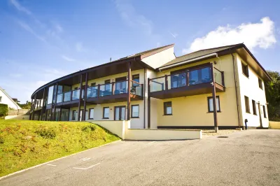 White Lodge Apartments Hotels near Mawgan Porth Beach