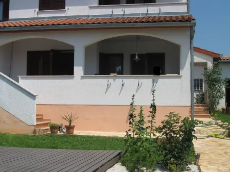 Peaceful House Only 900m from the Sea with Swimming Pool, BBQ, Wifi, Airco Отели в г. Пореч