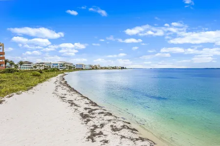 1 Portofino 1005 Отели рядом с достопримечательностью «Pensacola Beach Gulf Pier»