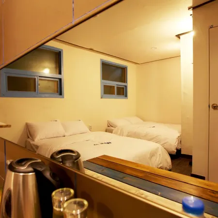 W Mini Hotel - Hostel Отели рядом с достопримечательностью «Железнодорожная станция Хвеги»