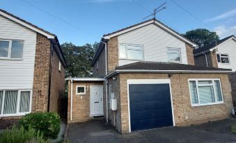 Luxury 5 Bedroom 2 BA House with Parking