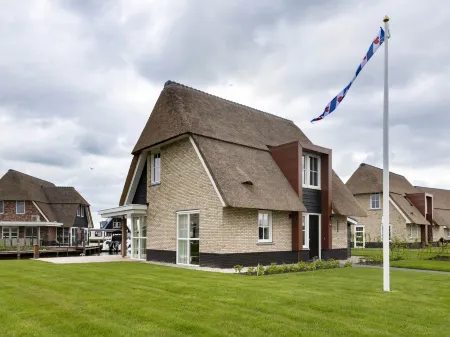 Friesland Villa with Fireplace Отели в г. Delfstrahuizen