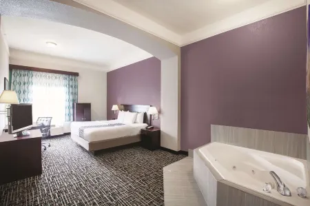 La Quinta Inn & Suites by Wyndham Mansfield TX Отели рядом с достопримечательностью «Харди Альмон Соссер Комплекс»