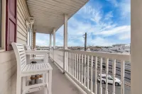 FANTASTIC 2 BR 2 Blocks to beach pool balcony - balcony