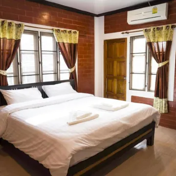 Summer Guesthouse & Hostel Hotels near Coconut View Point