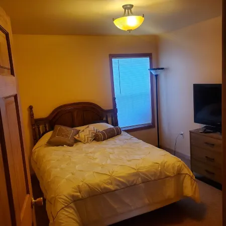 Miners Lodge - Cozy and one block from the snowmobile/atv trails.