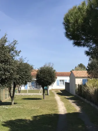 Terraced house, independent, 100 m from the beach of Rémigeasse Отели в г. Долю-д'Олерон