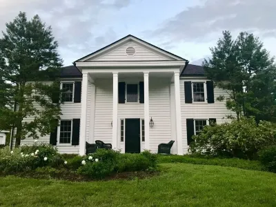 Historic manor house on working farm with pool and sauna 10 minutes from VA Tech Отели рядом с достопримечательностью «Virginia Tech College of Liberal Arts and Human Sciences»