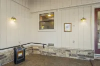 Tv's in Every Bedroom-Spacious-1 Mile to Aquarium & Downtown Hotels in Jenks