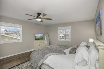 Peach Tree Place - Updated Home in South Bend Stadium附近的飯店