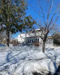 Cozy cottage on iconic tree lined Washington Street