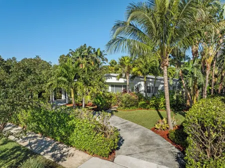 WALK TO THE BEACH! Charming 3-bedroom house in North Palm Beach with AC, WiFi