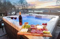 ★Lake Views ★ Hot tub ★ King Beds ★ Mins to All