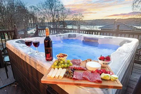 ★Lake Views ★ Hot tub ★ King Beds ★ Mins to All Отели в г. Reading