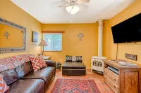 Dog-friendly getaway with a gas fireplace, full kitchen, & patio Hotels in El Prado