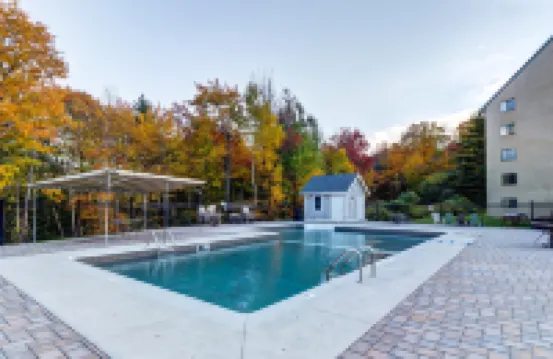 Top-floor condo with mountain views & covered parking space