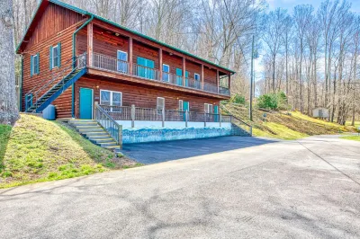 Quaint condo across from the lake with shared lakeside pool and trails - dogs OK