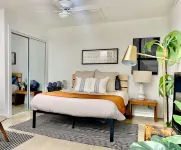 Private Entrance and Full Kitchen Retreat - Charming Cozy Studio Hotels near Sam's Club