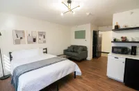Elegant Haven - High-end Furnishings, WiFi, Luxury Amenities Hotels in der Nähe von Binder Lake Pavilion