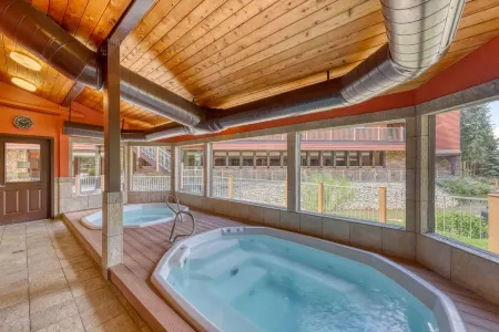 Cozy Ski-in Condo with Gas Fireplace and Hot Tubs - Elegant Retreat