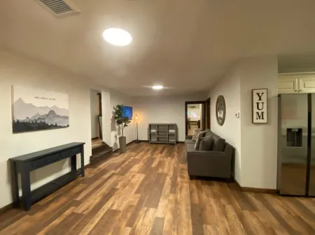 Spacious House with Dual Kitchens and Large Projector - Exquisite Getaway Отели рядом с достопримечательностью «Karabin Farms»