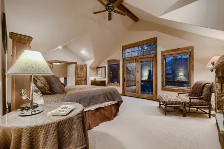 Spacious Open Layout and Private Hot Tub - Inviting Mountain Retreat