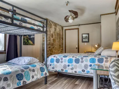 Scenic Deck and Geothermal Pool Access - Charming Getaway Hotels in der Nähe von Trillium Lake
