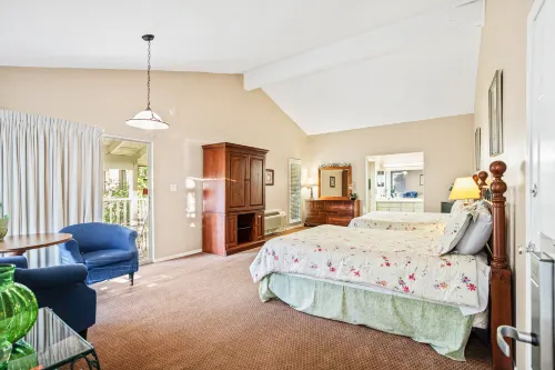 Hot Tub and Private Decks Amidst Nature's Beauty - Charming Retreat Hotels in Niangua Township