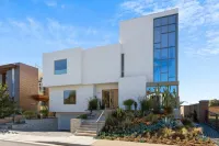 Gorgeous Ocean Views and Rooftop Deck - Exquisite Coastal Sanctuary