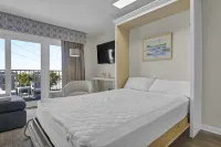Private Balcony and Modern Comforts - Charming Beach Haven 뉴 하노버 카운티 호텔