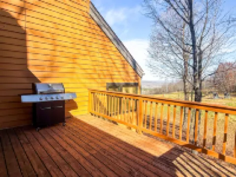 Sauna and Fireplace Retreat - Spacious Family-Friendly Haven