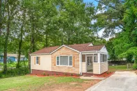 Charming Retreat - Stylish Space, Central A/C, Yard, Balcony Hotels near Wesley Chapel Crossing