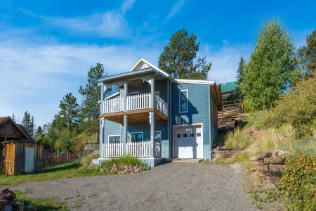 Breathtaking Mountain Views and Cozy Living Spaces - Charming Cottage Retreat