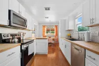 New Remodeled 4BR - Pool+Jacuzzi+PoolTable+Karaoke Stage+Arcades near Domain