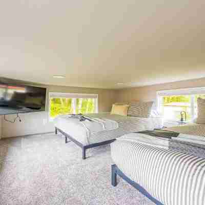 Rainforest Tiny Home Retreat: Farmhouse Rooms