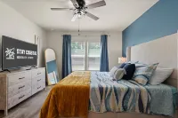 Fenced Private Backyard and Fully Equipped Kitchen - Spacious Charming Retreat Hotels in Palm Coast