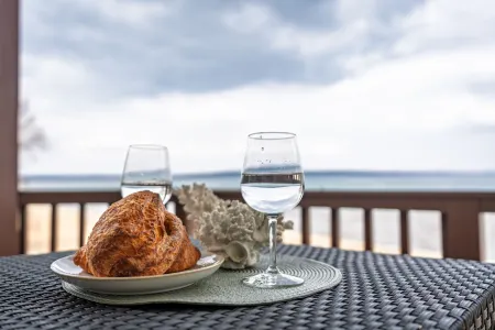 Waterfront Haven 215|Balcony|Direct Beach Access|Near Downtown