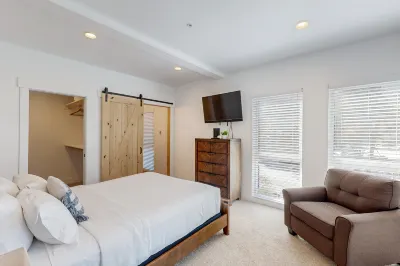 Stunner apt with fireplace, grill, partial ocean views & partial AC