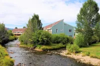Mountain Views and Private Deck - Charming Family Retreat Hotel a Granby