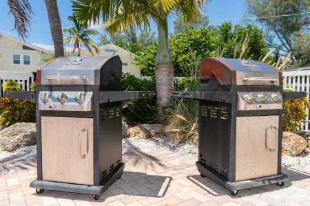 Heated Pool and Lush Gardens - Charming Tropical Haven Отели рядом с достопримечательностью «Alvin's Island - Holmes Beach #753»