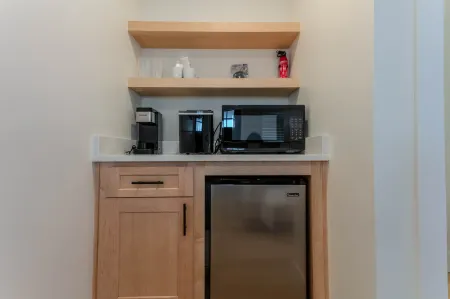 Convenient Location with Easy Access to Local Attractions - Cozy Retreat