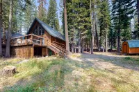 Spacious Deck and Cozy Pellet Stove - Charming Mountain Cabin Retreat Hotels near Boreal Mountain California