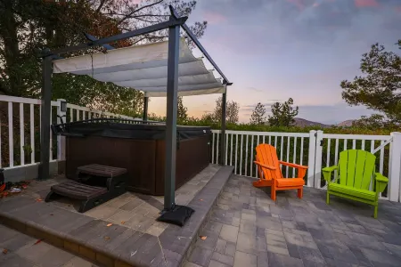 Scenic-View Hot Tub and Game Room - Charming Family Retreat Отели в г. Повэй