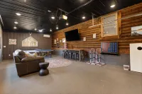 Spacious Entertainment Room and Cozy Atmosphere - Charming Cedar Retreat Hotels in Pulaski County