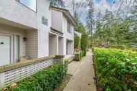Stylish Townhouse with Patio and Electric Fireplace - Chic Modern Oasis