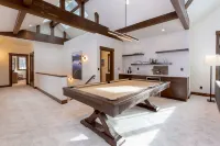 Custom-Built Mountain Home with Hot Tub and Game Room - Stunning Retreat