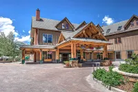 Third Floor Condo with Shared Pool and Hot Tub, WiFi, Gas Fireplace, & Balcony