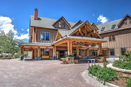 Third Floor Condo with Shared Pool and Hot Tub, WiFi, Gas Fireplace, & Balcony