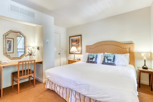 Third-floor retreat with treetop views, AC, pools, hot tubs, & sports courts Hotels in Deschutes River Woods