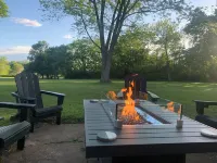 Newly Remodeled House Minutes Away from Downtown, Golf Courses + Big Back Yard Hotel a St. Francois Township